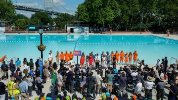 Este jueves se reinauguró totalmente modernizada la piscina pública de Astoria, la cual fue construida hace 90 años.