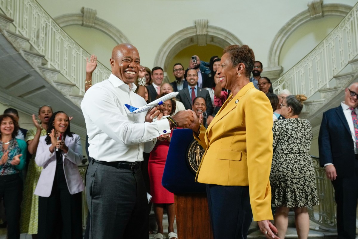 Alcalde Adams y Concejo Municipal llegan a acuerdo sobre presupuesto: reacciones divididas