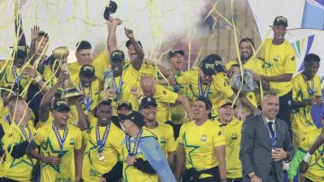 Hincha del Bucaramanga le robó medalla a jugador en plena celebración del campeonato en Colombia
