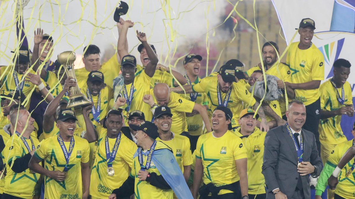 Hincha del Bucaramanga le robó la medalla a jugador en plena celebración del campeonato en Colombia