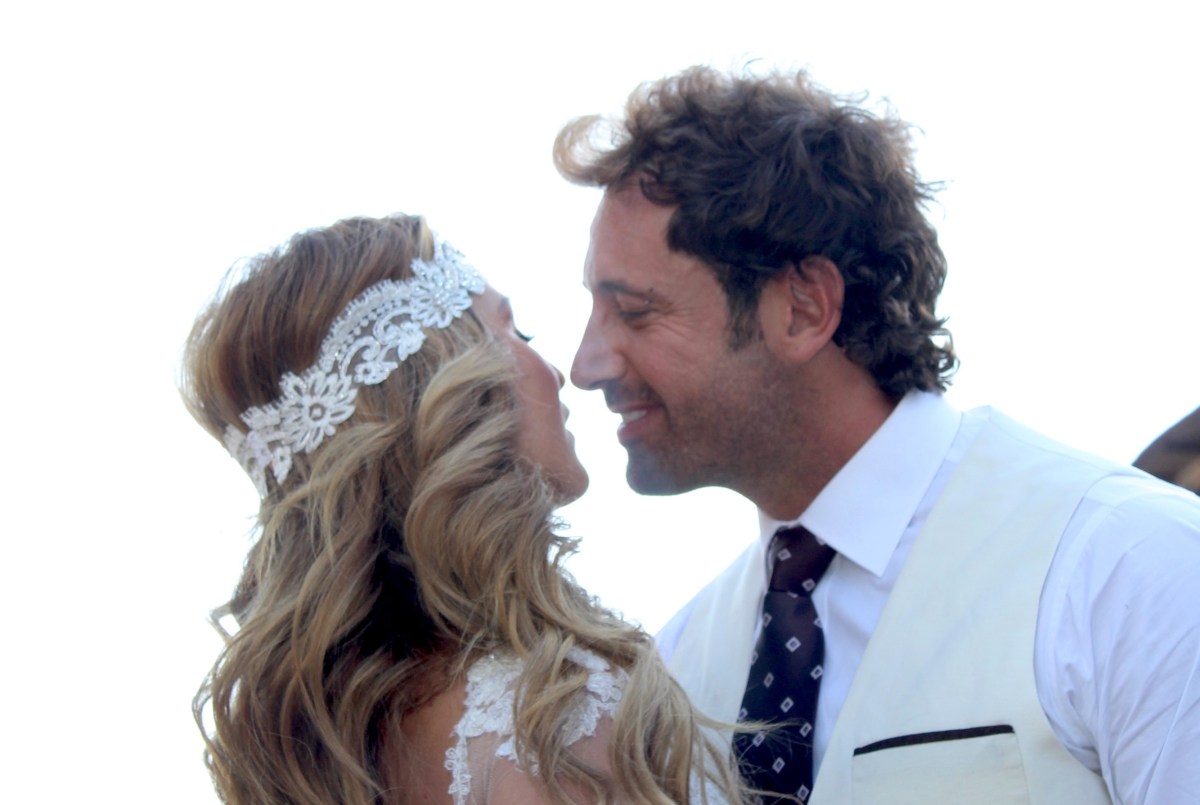 La tierna foto familiar en la que Gabriel Soto toma por la cintura a Geraldine Bazán