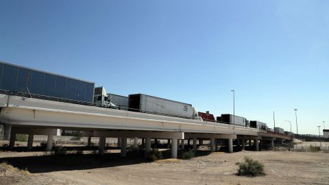 Fotografía que muestra filas de camiones en el Puente Internacional Zaragoza, en ciudad Juárez, en Chihuahua. México.