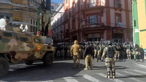 Militares hacen presencia con tanques frente a la sede del Gobierno de Bolivia, este miércoles en La Paz (Bolivia).