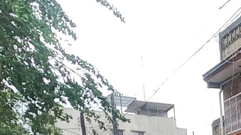 Un vehículo circula por una calle inundada debido a las fuertes lluvias, este martes en Cancún, estado de Quintana Roo, México.