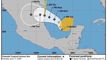 Imagen cedida por el Centro Nacional de Hurcanes (NHC) de los Estados Unidos donde se muestra la posible trayectoria de cinco días de una tormenta por el Golfo de México.