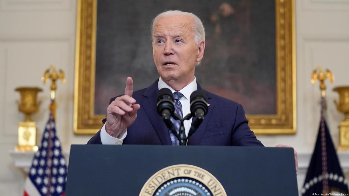 Biden llama a Trump “criminal convicto” durante evento en Connecticut
