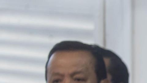 La líder opositora María Corina Machado (c) ofrece declaraciones a periodistas en compañía del candidato Edmundo González, este lunes en Caracas (Venezuela).