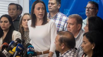 La líder opositora María Corina Machado (c) ofrece declaraciones a periodistas en compañía del candidato Edmundo González, este lunes en Caracas (Venezuela).