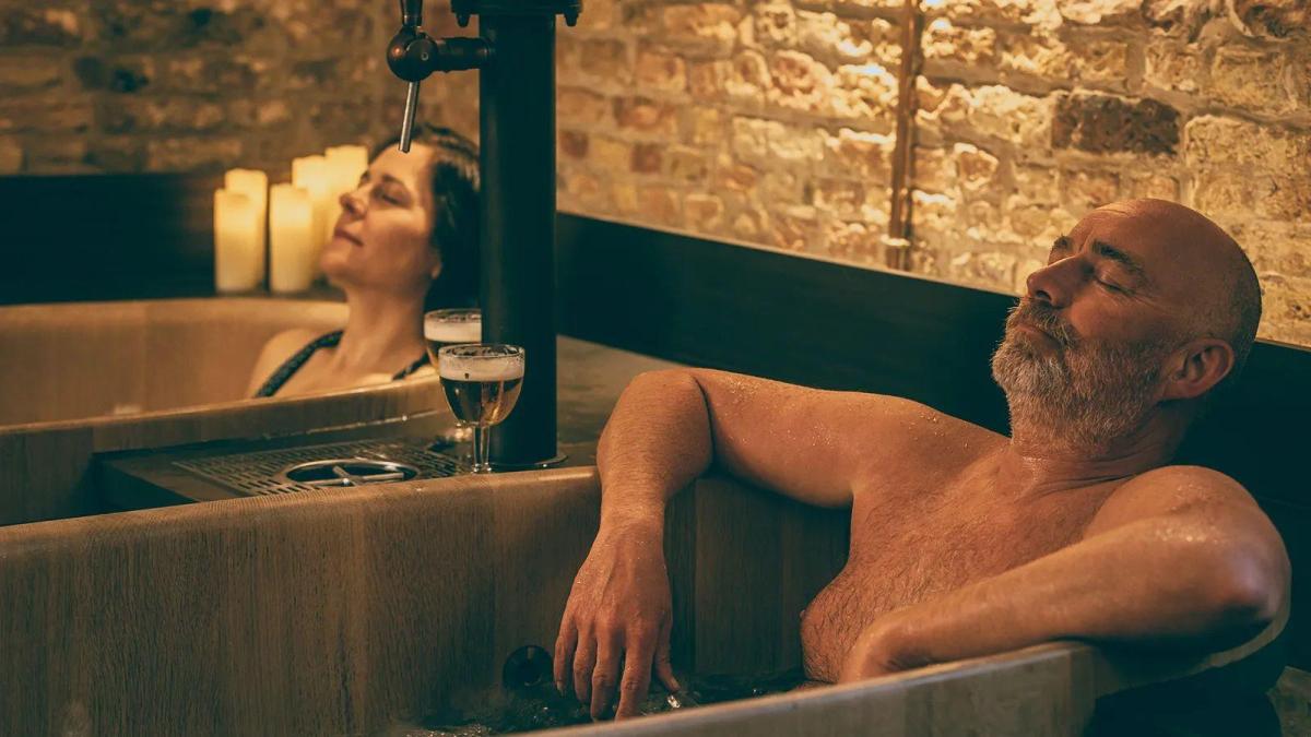 La efectividad de los baños de cerveza según estudios científicos
