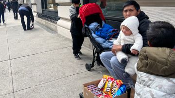 Muchos migrantes recién llegados se ganan la vida vendiendo dulces con sus hijos en NYC