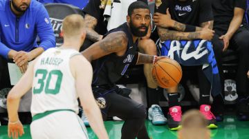 Kyrie Irving en acción durante el encuentro entre los Dallas Mavericks y los Boston Celtics.