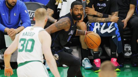 Kyrie Irving en acción durante el encuentro entre los Dallas Mavericks y los Boston Celtics.