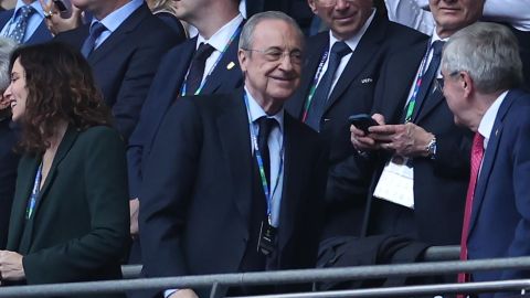Florentino Pérez celebra luego del triunfo del Real Madrid 2-0 frente al Borussia Dortmund.