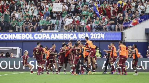 Jugadores de Venezuela celebran el gol de Salomón Rondón.