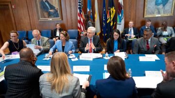 Fotografía cedida por el Departamento de Justicia de Estados Unidos donde aparece el fiscal general Merrick B. Garland (c) durante una reunión con altos cargos de los Departamentos de Justicia, de Seguridad Nacional y del Departamento de Estado con ocasión del tercer aniversario de las Fuerza de Tareas Conjunta Alpha (JTFA).