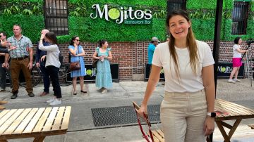Jessica Rico, dueña del restaurante Mojitos, de Queens, con la estructura exterior gratis que recibió
