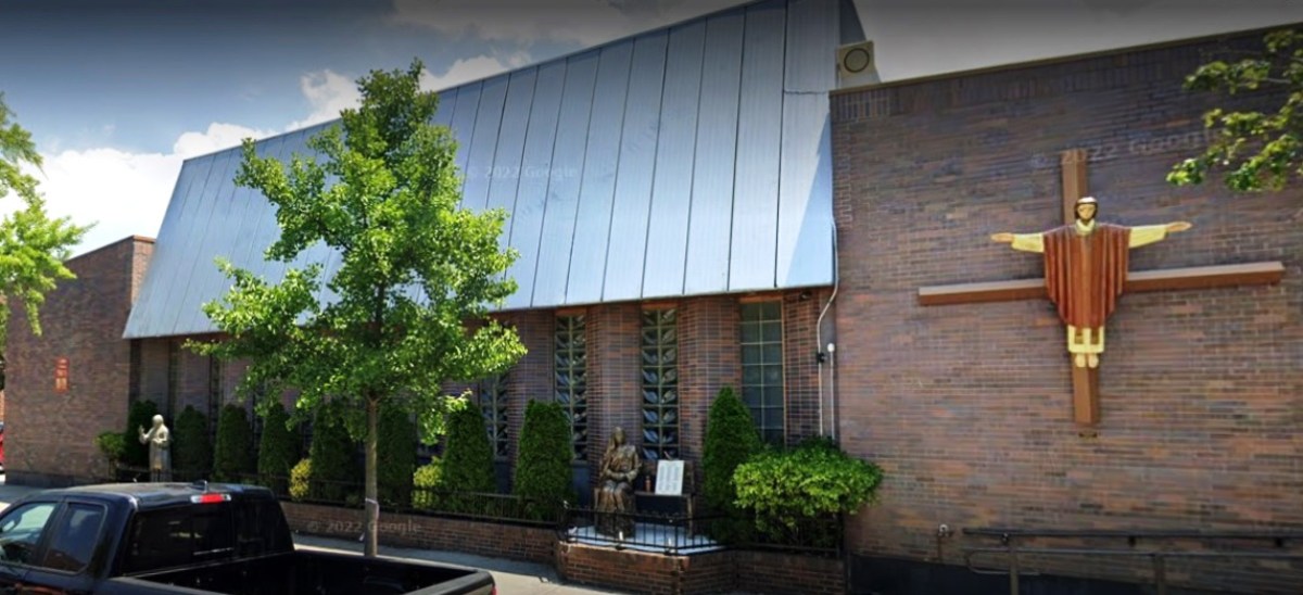 Vandalizaron iglesia católica en Nueva York: martillazos a imágenes del Papa y la Madre Teresa; latino detenido