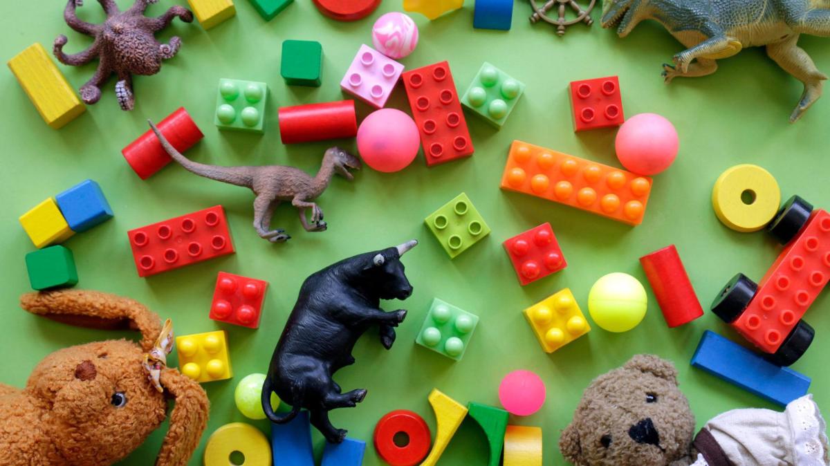 Por qué los plásticos de color rojo, azul y verde son los que más daño causan a tu salud