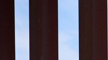 Los migrantes esperan a la Patrulla Fronteriza de EE.UU. después de cruzar la frontera entre EE.UU. y México en Jacumba, California, EE.UU., 04 de junio de 2024.