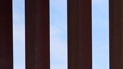 Los migrantes esperan a la Patrulla Fronteriza de EE.UU. después de cruzar la frontera entre EE.UU. y México en Jacumba, California, EE.UU., 04 de junio de 2024.