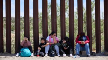 Los migrantes esperan a la Patrulla Fronteriza de EE.UU. después de cruzar la frontera entre EE.UU. y México en Jacumba, California, EE.UU., 04 de junio de 2024.