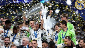 Real Madrid celebrando la Champions League. Foto: EFE/EPA/NEIL HALL.