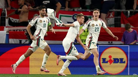 Kevin Csoboth (C) celebra con sus compañeros tras anotar el gol de la clasificación a 8vos de final para Hungría ante Escocia.