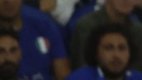 El defensa de la selección española, Marc Cucurella (d), disputa el balón ante el delantero de Italia, Federico Chiesa.