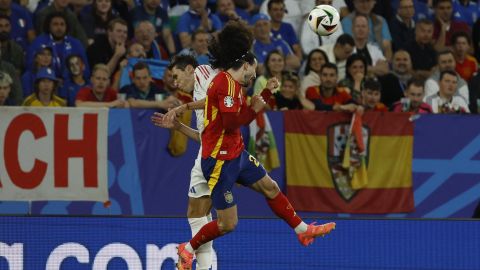 El defensa de la selección española, Marc Cucurella (d), disputa el balón ante el delantero de Italia, Federico Chiesa.