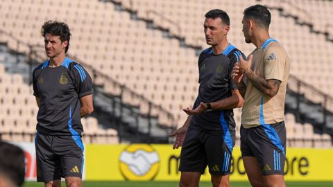 Lionel Scaloni (c), junto al integrante de su cuerpo técnico Pablo Aimar (i), mientras dirige un entrenamiento este miércoles en Atlanta.