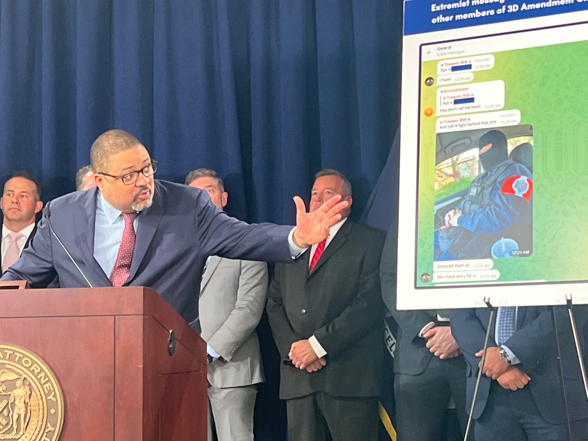 Fiscal de Manhattan acusa a criminal que traficaba armas a extremistas desde una prisión federal