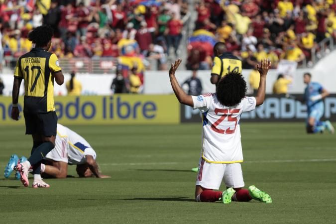 Jugadores de Venezuela y Ecuador tras el final del partido. Foto: JOHN G. MABANGLO.