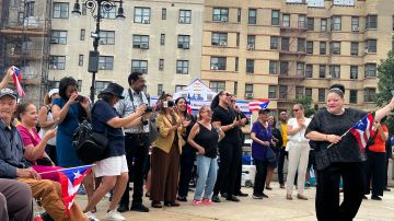 Con la izada de la bandera en El Bronx, boricuas comenzaron la fiesta previa al desfile Puertorriqueño del domingo