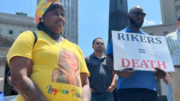 Manifestantes exigen a la Junta Carcelaria de NYC aprobar reglas claras que garanticen el fin al confinamiento solitario en cárceles como Rikers Island
