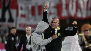 El técnico Rafael Dudamel y los jugadores de Bucaramanga celebran su triunfo.
