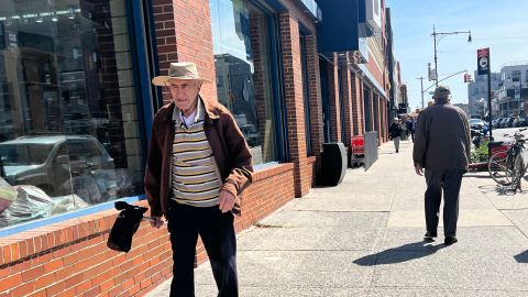 Advierten que una de las mayores formas de abuso a adultos mayores en NYC son las estafas