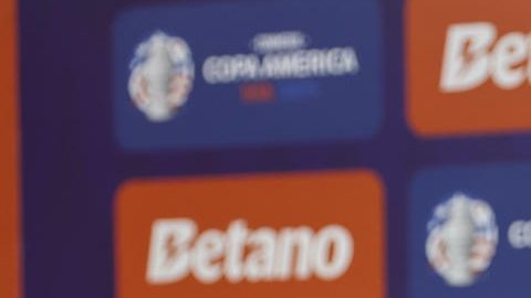 Fotografía del trofeo de la Copa América exhibido en el centro comercial Morumbi, en Sao Paulo (Brasil).