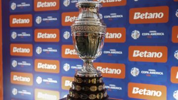 Fotografía del trofeo de la Copa América exhibido en el centro comercial Morumbi, en Sao Paulo (Brasil).