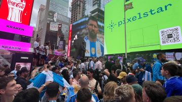 Miles de aficionados argentinos se reúnen en Times Square antes del partido contra Chile [Video]