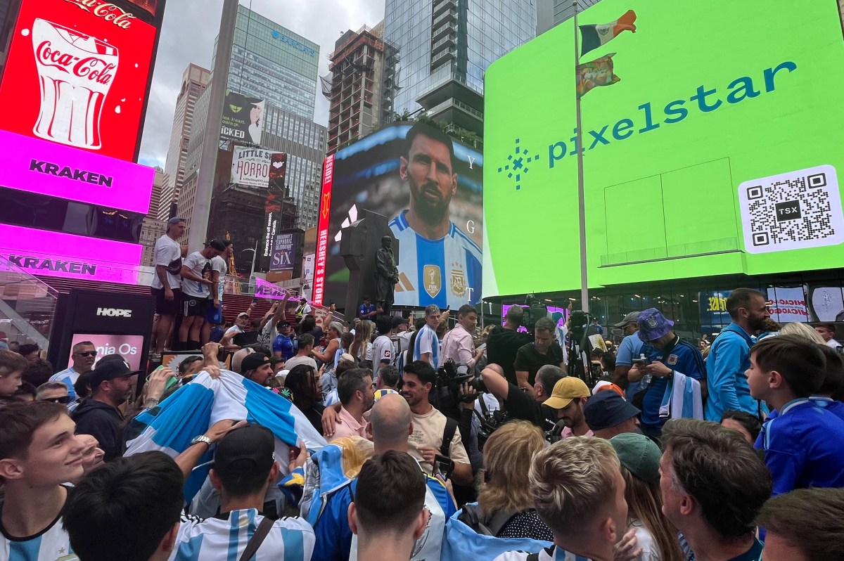 Miles de aficionados argentinos se reúnen en Times Square antes del partido contra Chile [Video]