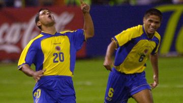 Germán Bedoya (L) celebra uno de los goles de Colombia ante Honduras en semifinales de Copa América.