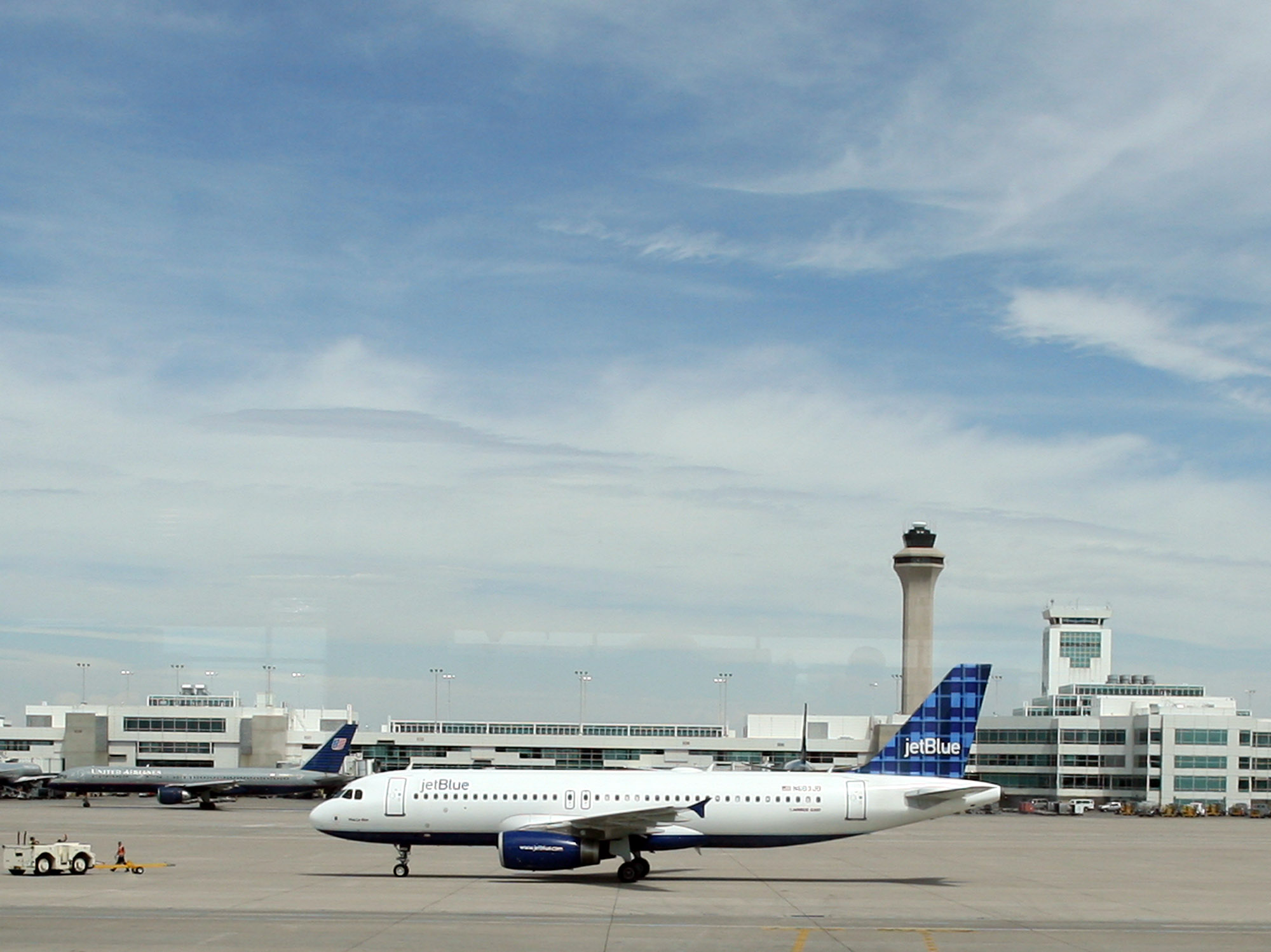 Oferta de JetBlue aerolínea anuncia primer equipaje de mano gratis