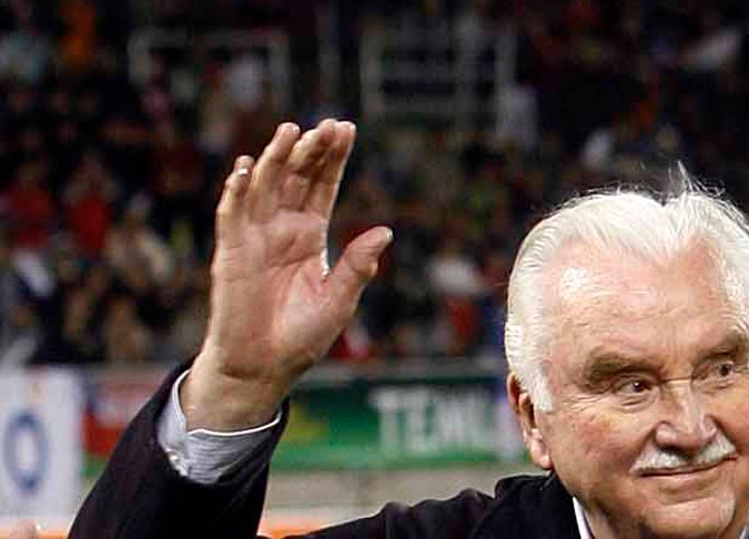 El presidente de Chile, Sebastián Piñera, al centro, aplaude durante un homenaje al ex portero de Chile, Sergio Livingstone, a la izquierda, mientras el presidente de la Asociación Nacional de Fútbol de Chile, Harold Mayne-Nicholls, mira antes de un partido amistoso entre Chile y Venezuela en Temuco, Chile, el miércoles 31 de marzo. 2010. (Foto AP/Carlos Cárcamo)