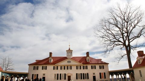 Impresionante hallazgo en una mansión de George Washington: botellas de hace 250 años con cerezas