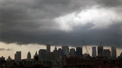 El Servicio Meteorológico Nacional dice que una línea de tormentas eléctricas severas capaces de producir un tornado.