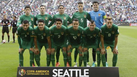 La selección nacional de fútbol de Bolivia posa para fotografías durante un partido de fútbol del Grupo D de la Copa América Centenario contra Argentina el martes 14 de junio de 2016 en el CenturyLink Field de Seattle. (Foto AP/Elaine Thompson).