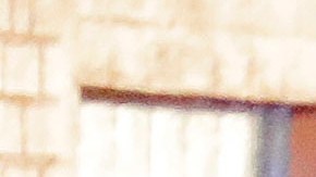 Las imágenes de vigilancia que recabaron los agentes muestran a los dos sospechosos caminando cerca del lugar de los hechos.