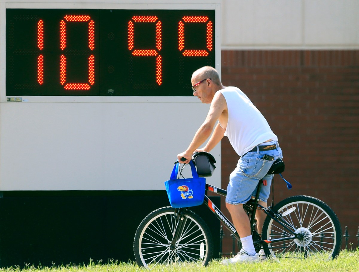 Altas temperaturas, inundaciones y otro posible sistema tropical amenazan a EE.UU.