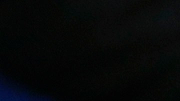 Jerry West se sienta en el banco antes de un partido de baloncesto de la NBA entre Los Angeles Clippers y los Phoenix Suns el sábado 21 de octubre de 2017 en Los Ángeles. (Foto AP/Jae C. Hong).