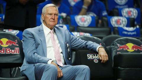 Jerry West se sienta en el banco antes de un partido de baloncesto de la NBA entre Los Angeles Clippers y los Phoenix Suns el sábado 21 de octubre de 2017 en Los Ángeles. (Foto AP/Jae C. Hong).